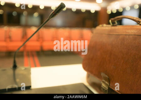 Tribune avec microphone et de l'ipad en salle de conférence Banque D'Images