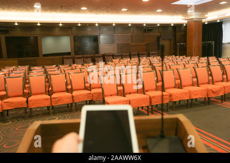 Tribune avec microphone et de l'ipad en salle de conférence Banque D'Images