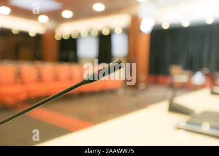 Tribune avec microphone et de l'ipad en salle de conférence Banque D'Images