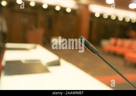Tribune avec microphone et de l'ipad en salle de conférence Banque D'Images