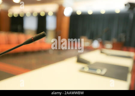 Tribune avec microphone et de l'ipad en salle de conférence Banque D'Images
