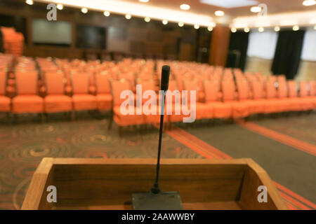 Tribune avec microphone en salle de conférence Banque D'Images