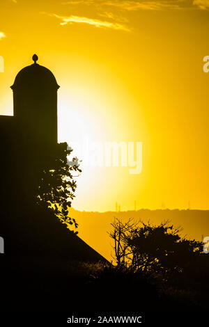 Watchtower Silhouette de Fortaleza San Felipe contre le ciel au coucher du soleil, Puerto Plata, République Dominicaine Banque D'Images