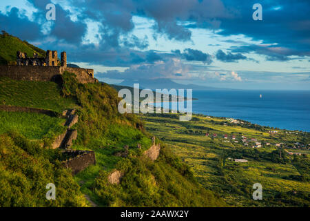 Vue de la forteresse de Brimstone Hill par mer contre ciel, Saint Kitts et Nevis, Caraïbes Banque D'Images