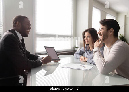 Agent de projet show Biracial couple heureux clients Banque D'Images