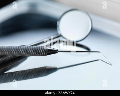 Close-up de la sonde parodontale avec miroir incliné dans le bac à l'hôpital Banque D'Images