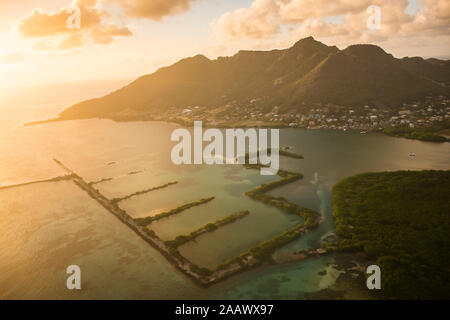 Vue aérienne de l'île Union au coucher du soleil, Grenadines, Saint Vincent et les Grenadines, Antilles Banque D'Images