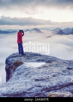 Femme regardant le lever du soleil sur l'Himalaya, Misty Mountains National Park Banque D'Images