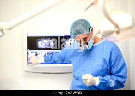 Chirurgien dentiste patient Radiographie montrant l'implant Banque D'Images