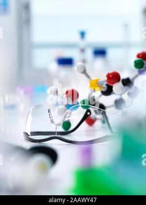 Close-up de la structure moléculaire avec des lunettes sur la table de laboratoire en Banque D'Images