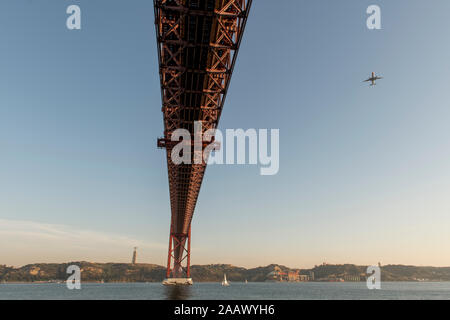 Plan situé au-dessus le pont Vasco de Gama à Lisbonne, Portugal Banque D'Images