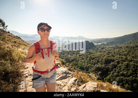 Female hiker lors de randonnée au vallée du Tavignano, Corte, Haute-Corse, Corse, France Banque D'Images