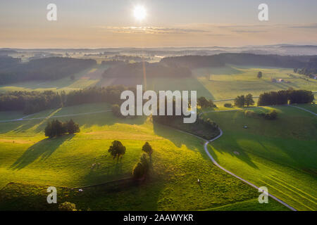 Vue aérienne du paysage pendant le lever du soleil à Peretshofen près de Dietramszell, Tölzer Land, Upper Bavaria, Bavaria, Germany Banque D'Images