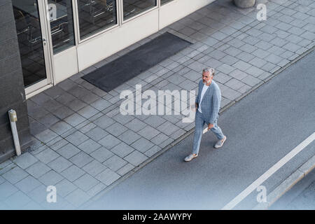 Top View of mature businessman walking sur une route Banque D'Images