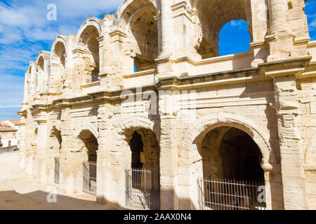 L'amphithéâtre d'Arles est un amphithéâtre romain construit en 90 Annonce dans le sud de la France Banque D'Images