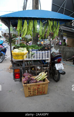 Des légumes sur le marché mobile Koh Samui Thaïlande Banque D'Images