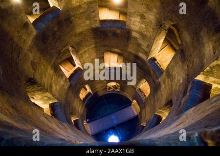 Le Pozzo di San Patrizio (Anglais : Saint Patrick's Well) est un bien historique (16ème siècle) à Orvieto, Ombrie, Italie centrale. Banque D'Images