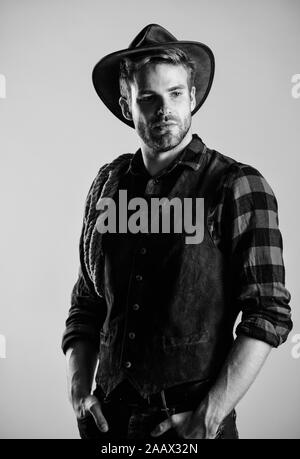 Guy non rasé en chapeau de cowboy. Beau macho barbu. Port de Cowboy hat. American Cowboy. Norme de beauté. Exemple d'une véritable masculinité. La vie dans l'Ouest. Homme cowboy non rasé beige background. Banque D'Images