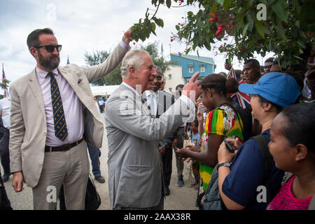 Le Prince de Galles accueille le public à la suite d'une cérémonie de dépôt de gerbes au Mémorial des Scouts des Îles Salomon à Honiara, le deuxième jour de la visite royale pour les Îles Salomon. PA Photo. Photo date : dimanche 24 novembre 2019. Voir PA story ROYALS Charles. Crédit photo doit se lire : Victoria Jones/PA Wire Banque D'Images