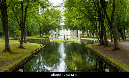 Bayreuth 2019. Lac qui traverse le Hofgarten. Les jardins à proximité du château sont très populaires avec les touristes et les citoyens pour rafraîchissement de la Banque D'Images