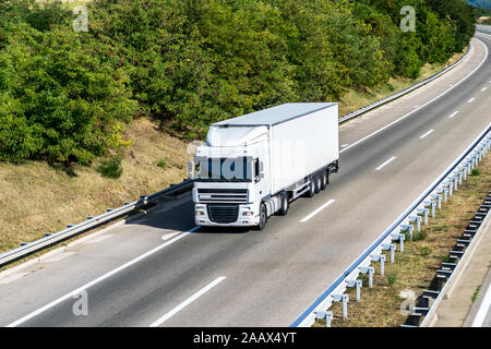 Transport sur camion blanc pays d'été sur l'autoroute un jour lumineux Banque D'Images