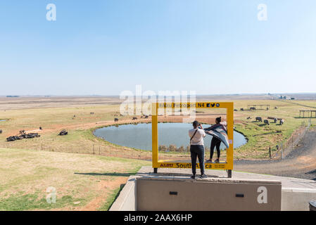 ALZU, AFRIQUE DU SUD - 22 MAI 2019 : les touristes à l'image Petruport Alzu la photographie à côté de la route N4 entre Belfast et Middelburg dans le Mpumalanga. W Banque D'Images