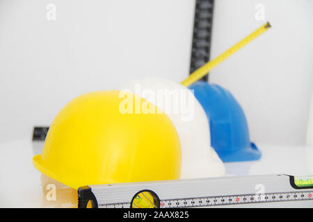 Les casques et les outils pour les plans de construction et des bâtiments Banque D'Images