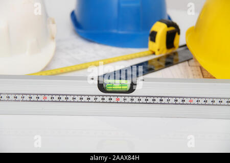 Les casques et les outils pour les plans de construction et des bâtiments Banque D'Images