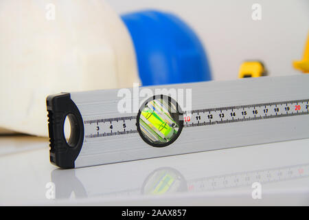 Les casques et les outils pour les plans de construction et des bâtiments Banque D'Images
