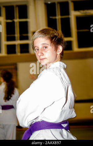 Close up of teen ager avec karate ceinture pourpre Banque D'Images