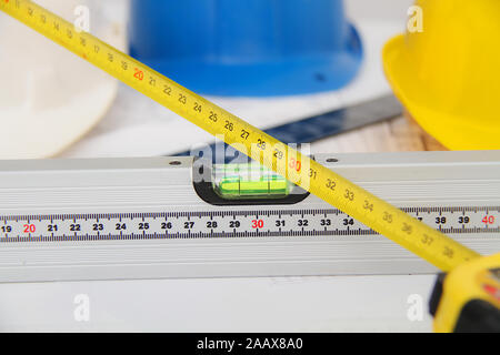 Les casques et les outils pour les plans de construction et des bâtiments Banque D'Images