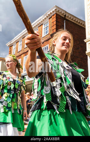 Close up portrait of young woman du Offcumduns Morris danseurs danser dans la rue et la tenue du personnel en bois à Faversham Hop Festiva Banque D'Images