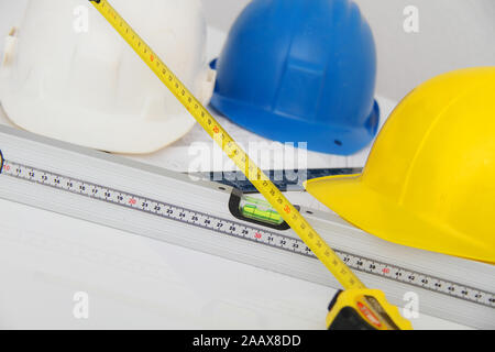 Les casques et les outils pour les plans de construction et des bâtiments Banque D'Images