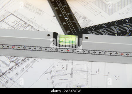 Les casques et les outils pour les plans de construction et des bâtiments Banque D'Images