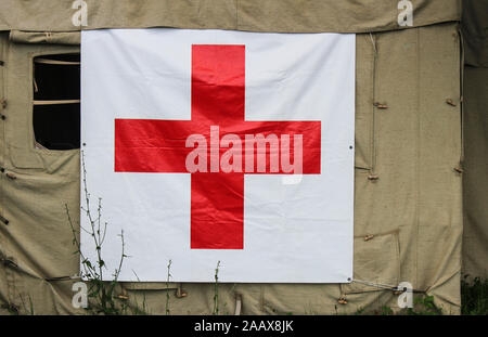 Signe de la croix rouge dans le domaine militaire tente Banque D'Images