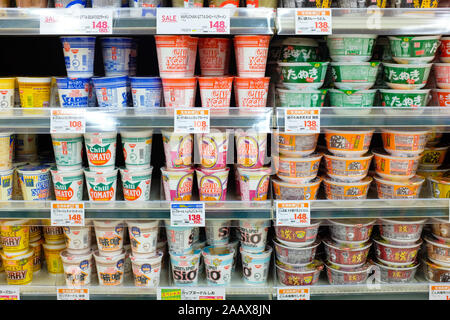 Un supermarché du Japon Cup Noodles. Banque D'Images