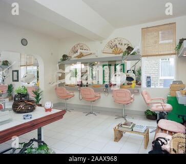 Salon de coiffure de l'intérieur, 1987, dans le West Yorkshire, dans le nord de l'Angleterre UK Banque D'Images