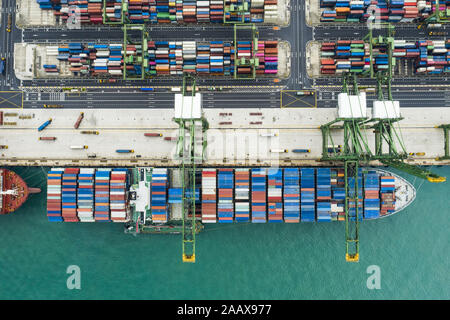 Vue de dessus, superbe vue aérienne du port de Singapour avec des centaines de conteneurs de couleur prêt à être sur le chargement des cargos. Banque D'Images