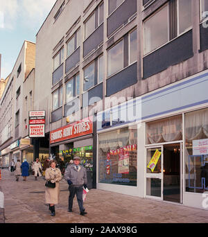 Les scènes de rue Briggate, piétonne dans le centre-ville de Leeds en 1988, le nord de l'Angleterre, Royaume-Uni Banque D'Images