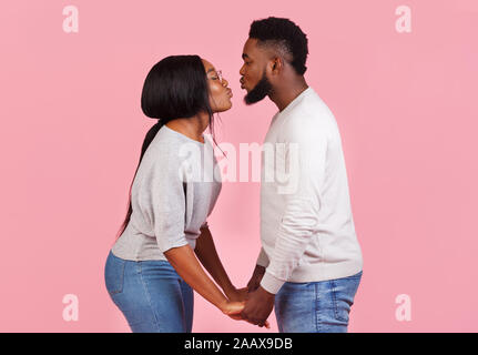 Couple holding hands et embrassant d'autres Banque D'Images