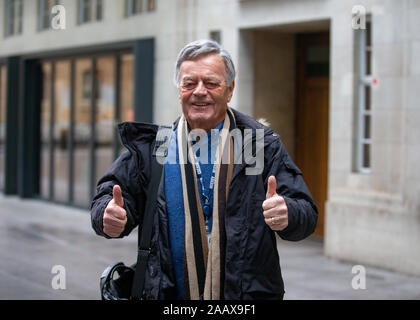 Légendaire, disc-jockey, Tony Blackburn, donne le feu vert à l'extérieur des studios de la BBC à Londres. Il a joué sous la pluie 'fleurs', la première sur Radio 1. Banque D'Images