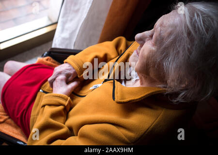 Portrait de triste solitude pensive vieux senior woman looking dans une fenêtre Banque D'Images