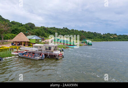 River safari wildlife tours boat station ci-dessous Myewa Safari Lodge sur Canal Kazinga par Lake Edward dans le Parc national Queen Elizabeth, à l'ouest de l'Ouganda Banque D'Images