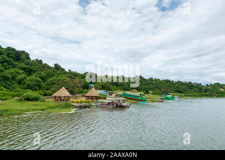 River safari wildlife tours boat station ci-dessous Myewa Safari Lodge sur Canal Kazinga par Lake Edward dans le Parc national Queen Elizabeth, à l'ouest de l'Ouganda Banque D'Images