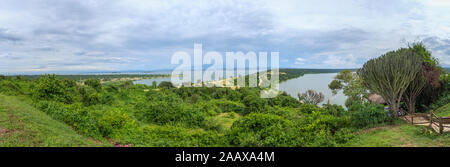 Vue panoramique sur le canal de Kazinga et Le Lac Edward dans le Parc national Queen Elizabeth, dans l'ouest de l'Ouganda de Mweya Safari Lodge Banque D'Images