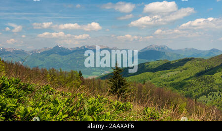 Vue d'Krivanska montagnes Mala Fatra de prairie entre Klak et Chladkove hill au printemps Velka Fatra montagnes en Slovaquie Banque D'Images