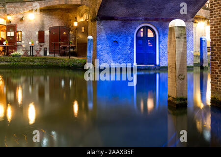 Vue de nuit au niveau du quai sous le pont d'Oudegracht canal dans le vieux centre-ville d'Utrecht, Pays-Bas Banque D'Images