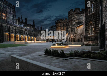 Lancaster, UK, 23 novembre 2019 la cour de Lancaste Château à towrads le nouveau café qui a été ouvert dans le cadre de la dernière rénovation. Un porte-parole du duché de Lancaster, qui est propriétaire du château, a déclaré : "Après la suppression de l'ancien corps de bâtiment d'aujourd'hui, les visiteurs pourront profiter d'une vue d'un nouveau balayage piazza, un nouveau cloître couvert à pied, rénovation des criminels et preuve du Roi Tours et bien sûr la célèbre Tour et dans lequel les sorcières du Lancashire ont été incarcérés en attendant leur procès. Credit : photographier Nord/Alamy vivre Banque D'Images