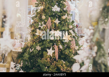 Vue d'un magasin plein de beaux décore pour Noël et Nouvel an vacances d'été. Avec de nombreuses décorations de Noël, Noël, des lumières, des flocons de neige et Banque D'Images