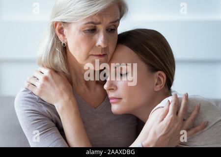 Jeune femme malheureuse a souligné l'appui de maman d'âge moyen. Banque D'Images